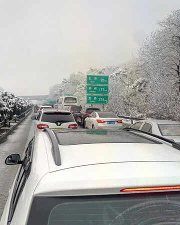 雨雪冰冻天气致南方6省高速部分路段封闭