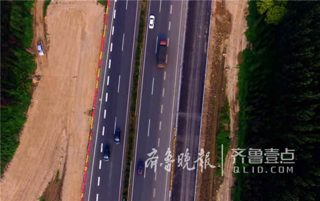 青银高速潍坊段部分拓宽路段已经铺设沥青.