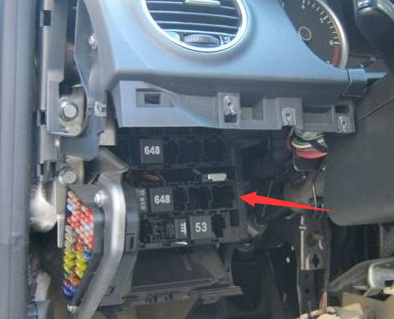 大众 朗逸的空调继电器位于主驾驶位左下方的仪表板内,即在保险丝盒的